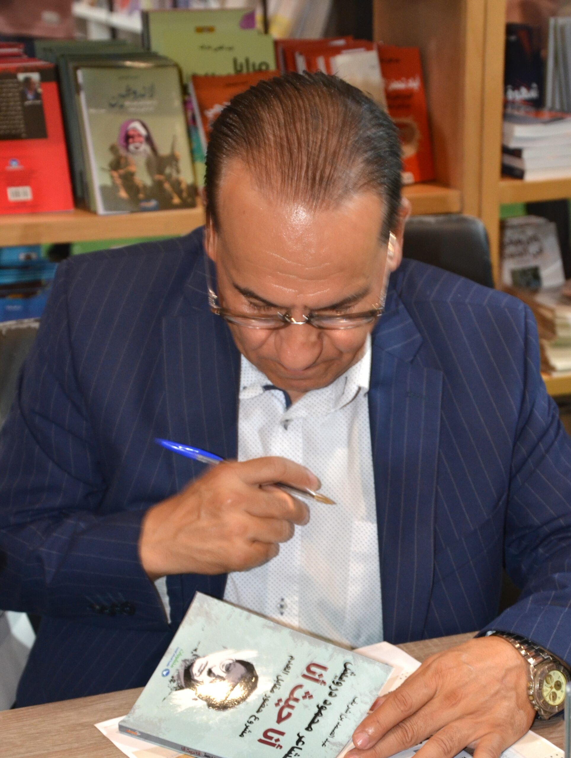 عبد الصمد بنشريف خلال حفل توقيع إصداره الجديد ضمن فعاليات المعرض الدولي للنشر والكتاب (1)