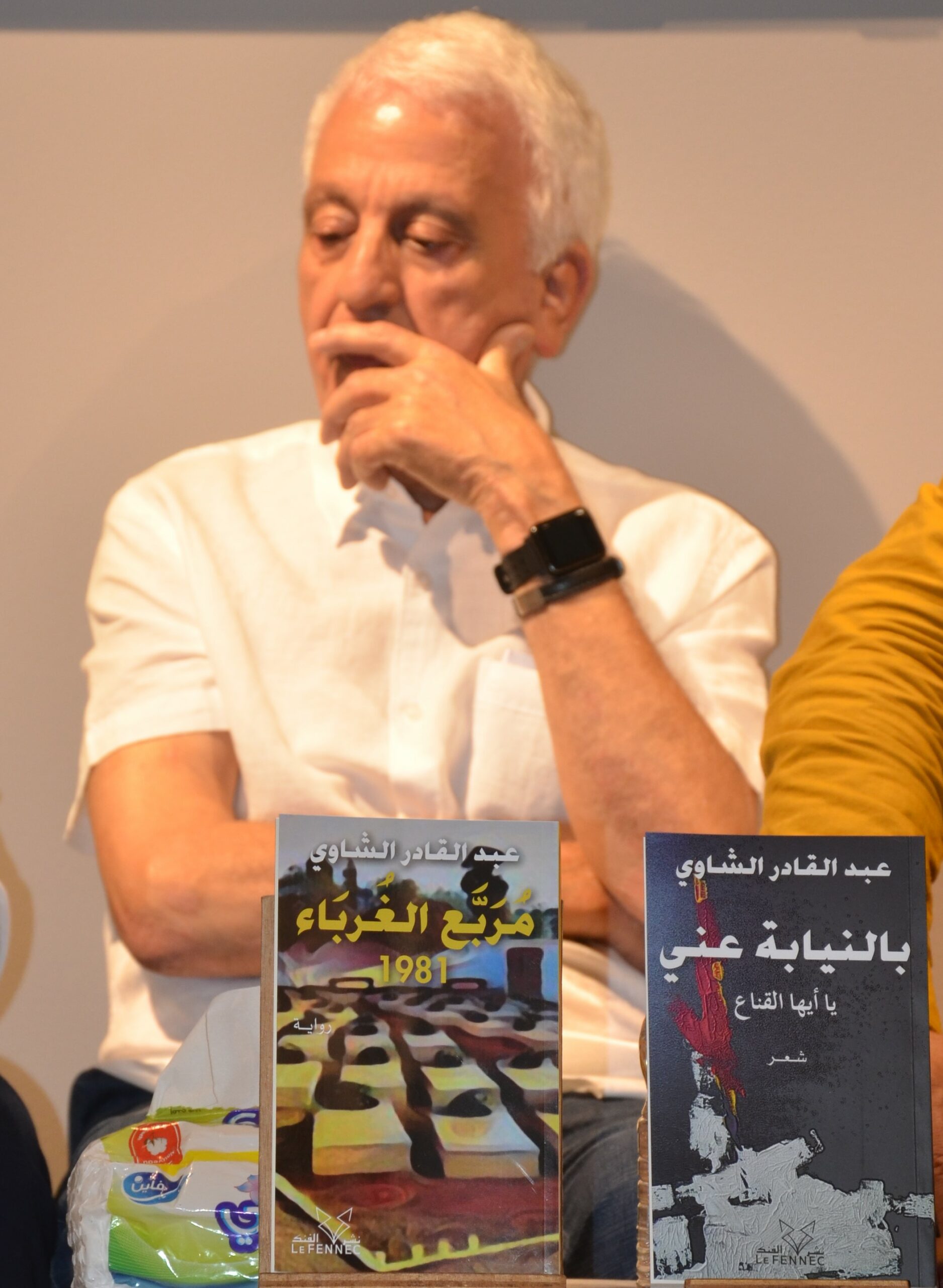 عبد القادر الشاوي أثناء مناقشة روايته الجديدة في رواق وزارة الثقافة والشباب والتواصل